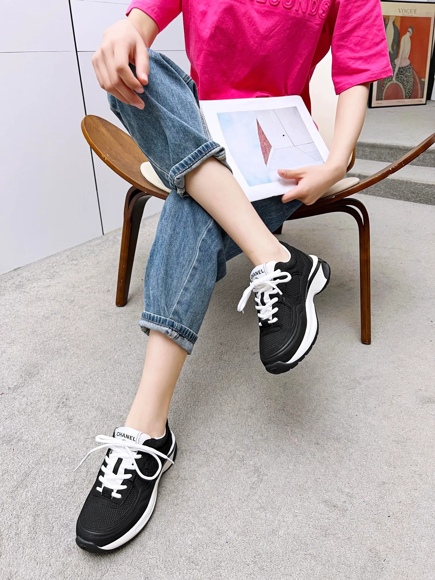 👟👟Ex-factory price 640👟👟 chanel Chanel 2024 early spring vacation series latest casual sports shoes silver white, gold white, silver gray, black and red! Incomparably beautiful and easy to wear, very light, the lining is also super soft, super comfortable, the upper is breathable, the color is high-end and durable, versatile. Upper: cowhide and cloth stitching. Inner: breathable mesh. Original foam combination outsole. Size: 35-40.